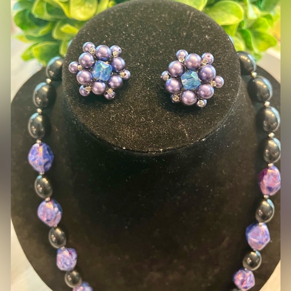 BEADED BOMBSHELL NECKLACE AND MATCHING CLIP ON EARRINGS IN BLACK & PURPLE 🦄🦄🦄 - Picture 7 of 12